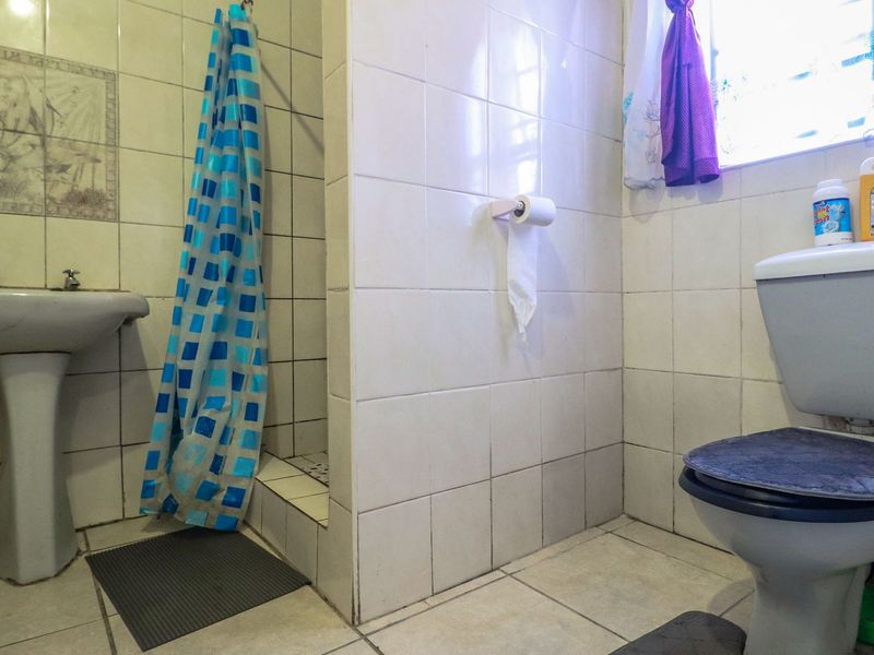 Spacious Family Gem with Sunrooms - Photo 7