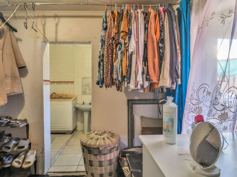 Spacious Family Gem with Sunrooms - Photo 6