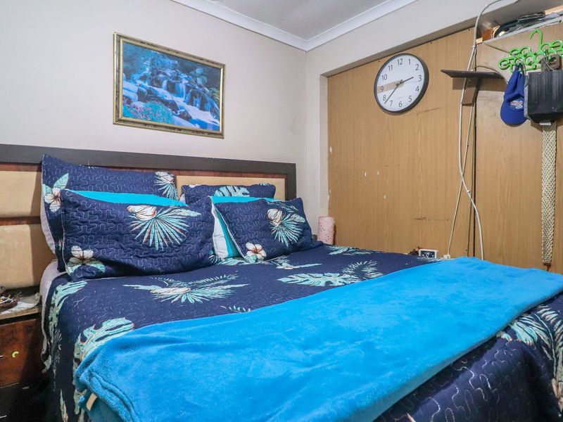 Spacious Family Gem with Sunrooms - Photo 5