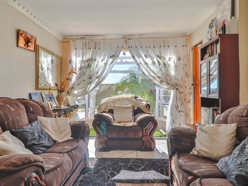 Spacious Family Gem with Sunrooms - Photo 3