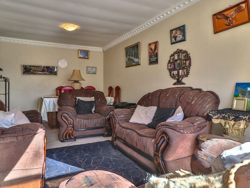 Spacious Family Gem with Sunrooms - Photo 4