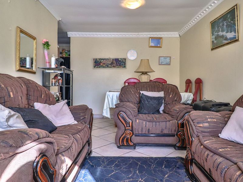 Spacious Family Gem with Sunrooms - Photo 2