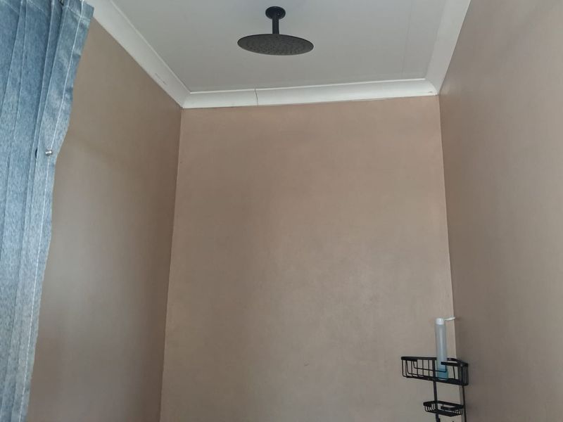 Self-Catering apartment for single professional - unit 1 – exclusive Cove rock estate - Photo 8