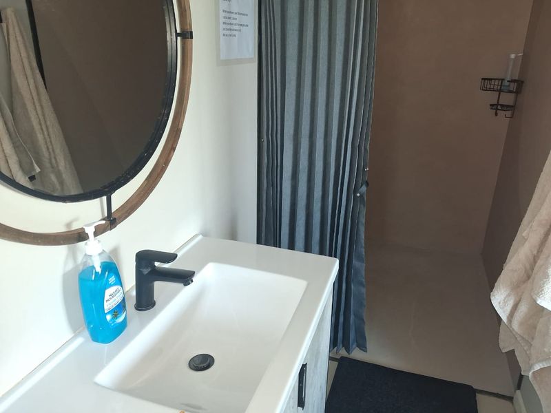 Self-Catering apartment for single professional - unit 1 – exclusive Cove rock estate - Photo 7