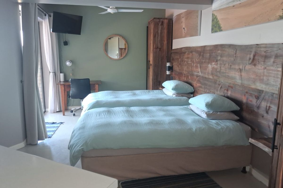 Self-Catering apartment - unit 2 - for singe professional – exclusive Cove rock estate - Photo 2
