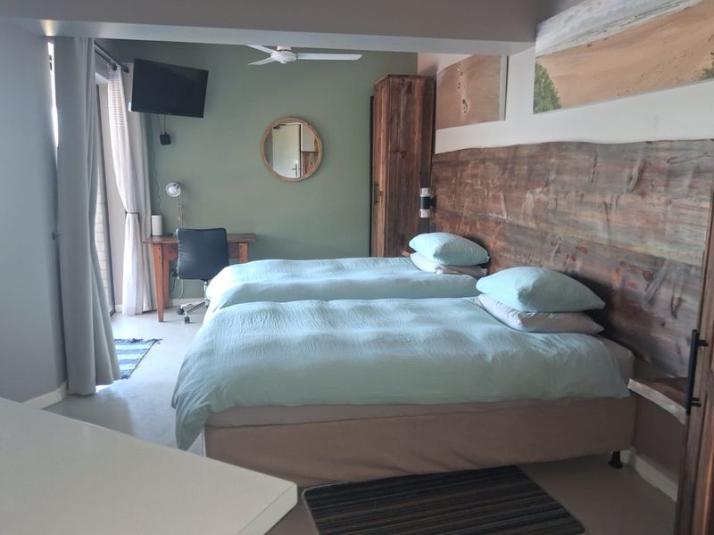 Self-Catering apartment - unit 2 - for singe professional – exclusive Cove rock estate - Photo 2