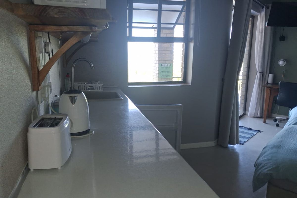 Self-Catering apartment - unit 2 - for singe professional – exclusive Cove rock estate - Photo 3