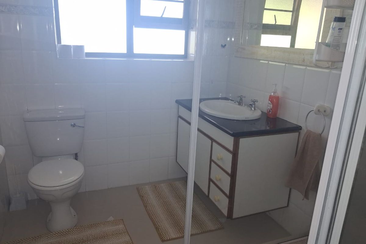 Self-Catering apartment - unit 2 - for singe professional – exclusive Cove rock estate - Photo 4