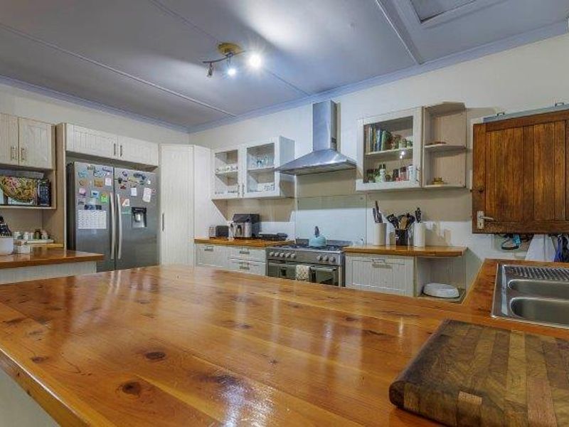 A Serene Family Sanctuary in Dawncliffe - Photo 9