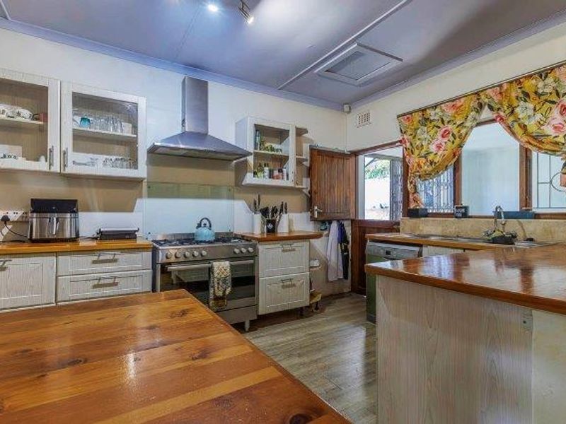 A Serene Family Sanctuary in Dawncliffe - Photo 10