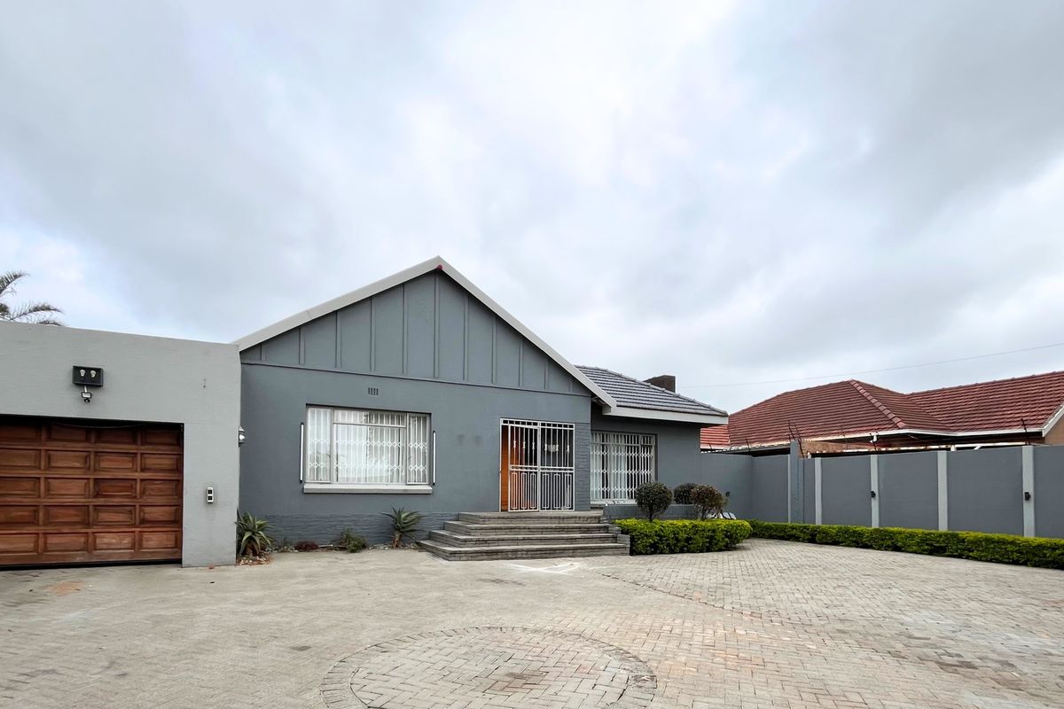 Starting to bid from R1,349,000! Non-Distressed Live Luxury Auction! - Photo 2