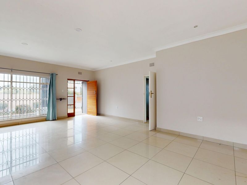 Starting to bid from R1,349,000! Non-Distressed Live Luxury Auction! - Photo 3