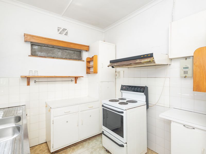 Spacious 4-Bedroom Home with Flatlet in Boston - Photo 8