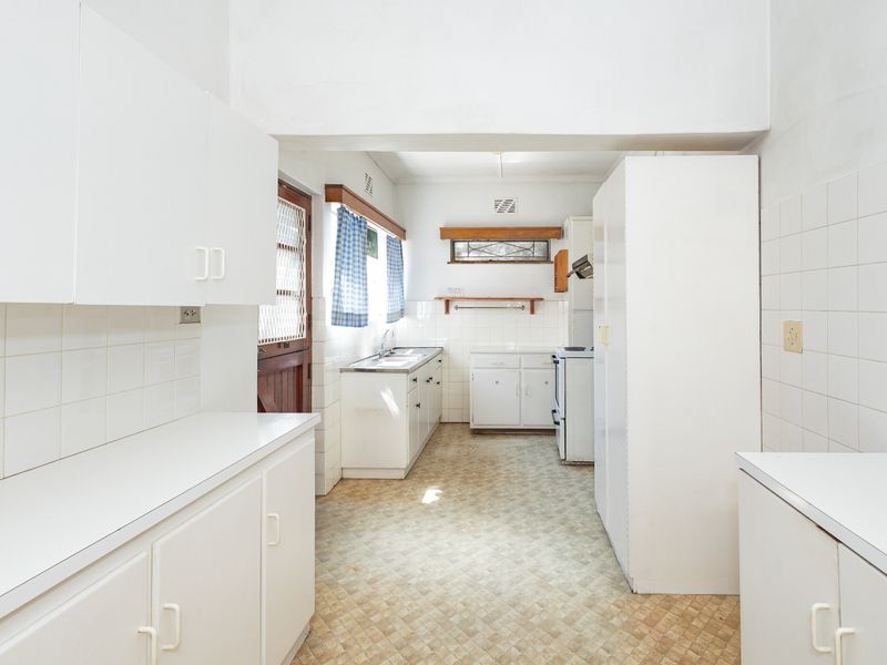 Spacious 4-Bedroom Home with Flatlet in Boston - Photo 7