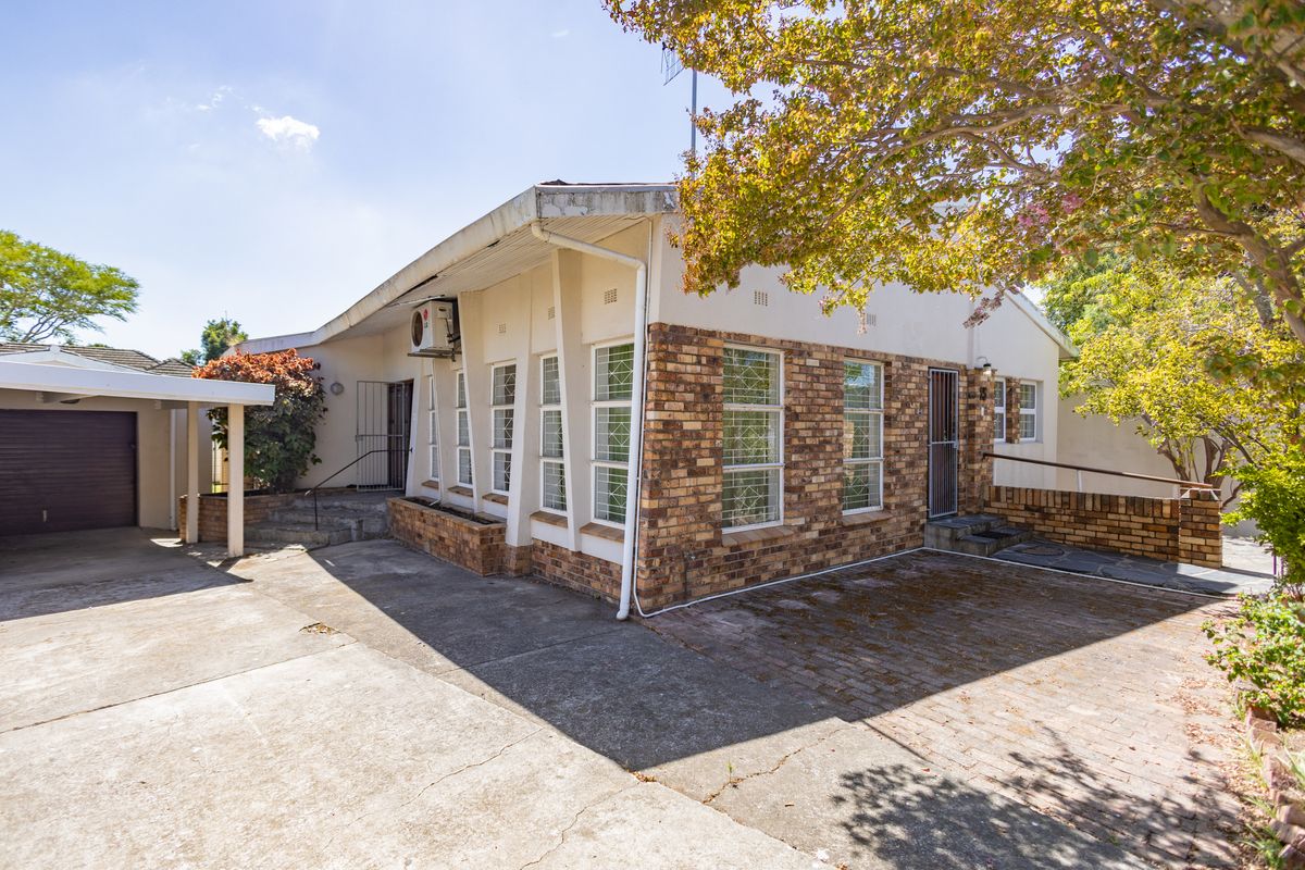 Spacious 4-Bedroom Home with Flatlet in Boston - Photo 4
