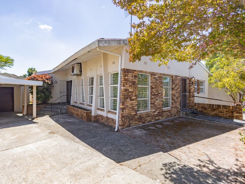 Spacious 4-Bedroom Home with Flatlet in Boston - Photo 4