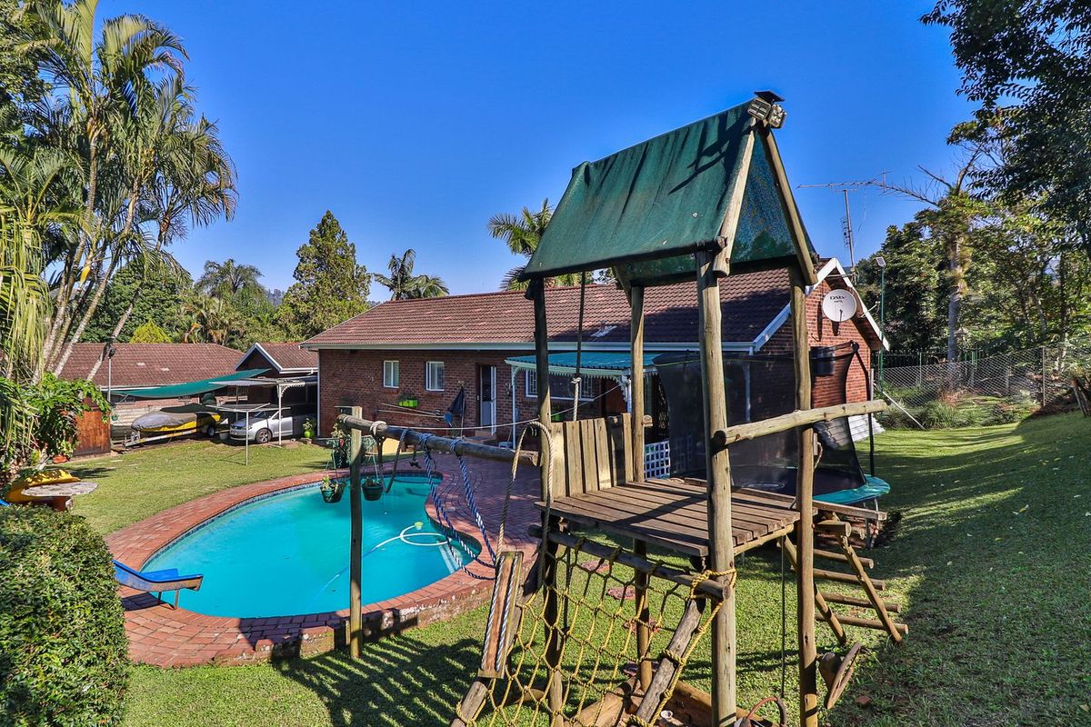 Immaculate 3 Bedroom Home with Entertainer’s Patio & Sparkling Pool - Photo 5