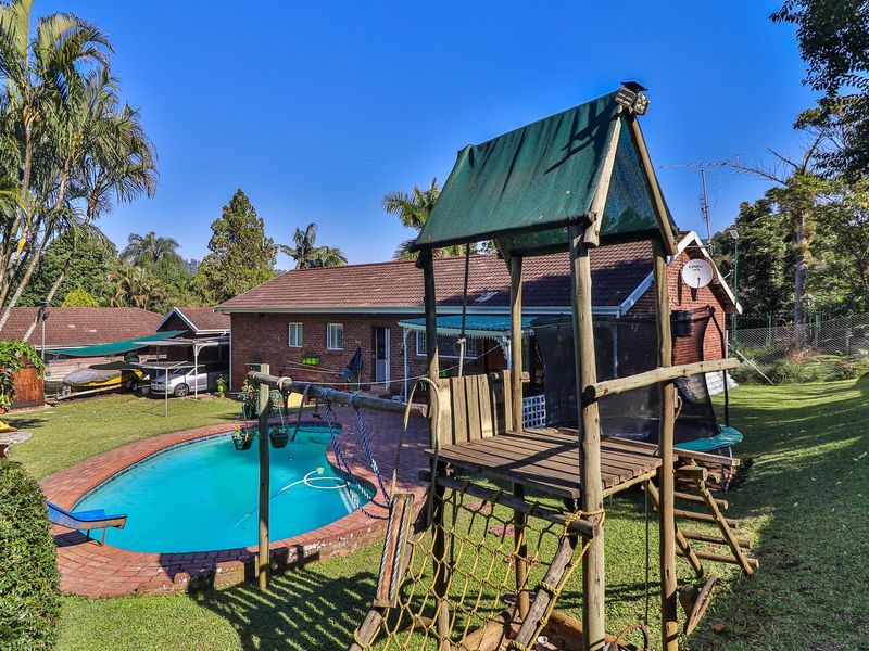 Immaculate 3 Bedroom Home with Entertainer’s Patio & Sparkling Pool - Photo 5