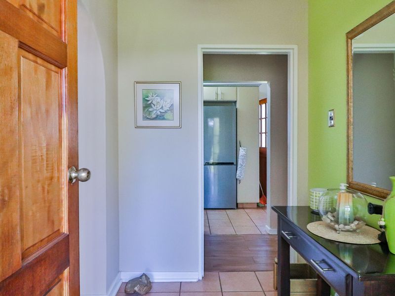 Immaculate 3 Bedroom Home with Entertainer’s Patio & Sparkling Pool - Photo 8