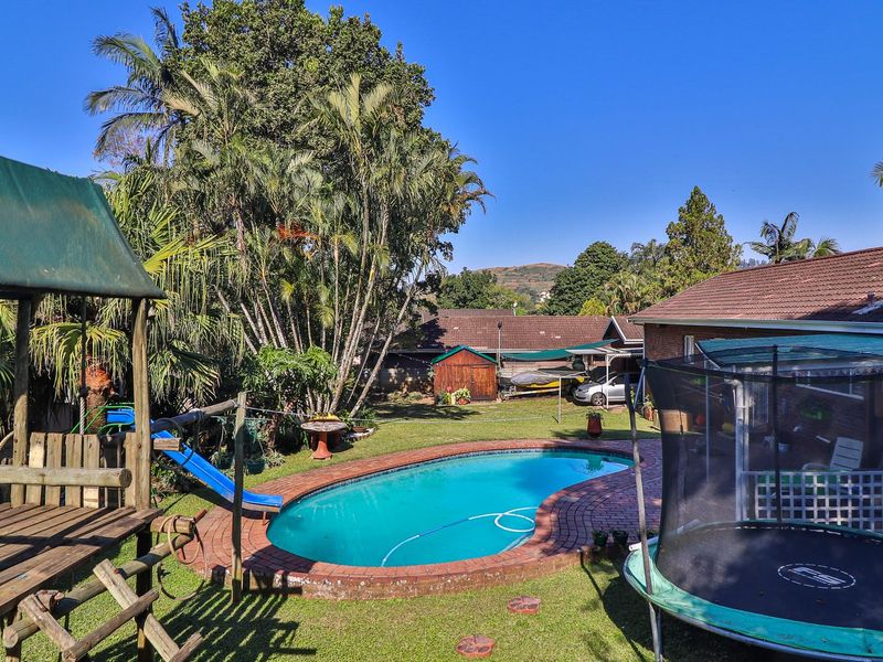 Immaculate 3 Bedroom Home with Entertainer’s Patio & Sparkling Pool - Photo 6