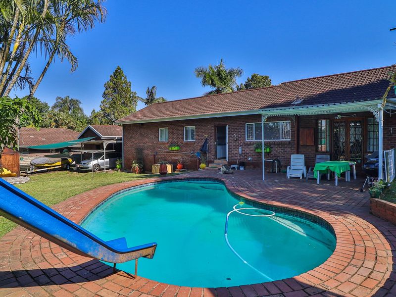 Immaculate 3 Bedroom Home with Entertainer’s Patio & Sparkling Pool - Photo 7