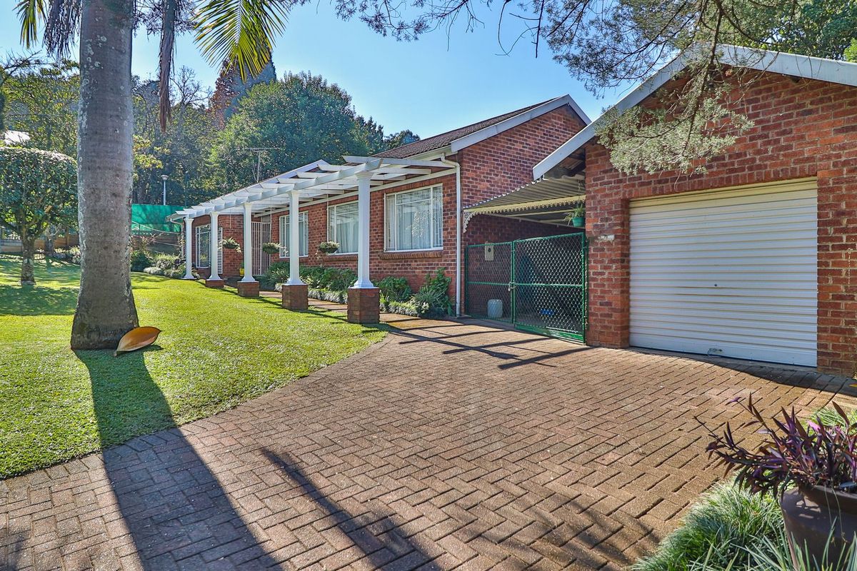 Immaculate 3 Bedroom Home with Entertainer’s Patio & Sparkling Pool - Photo 3