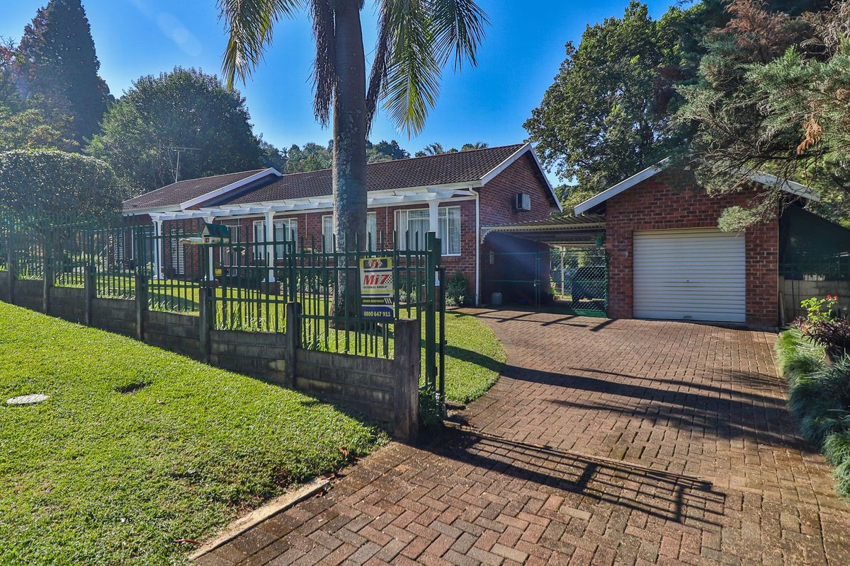 Immaculate 3 Bedroom Home with Entertainer’s Patio & Sparkling Pool - Photo 2