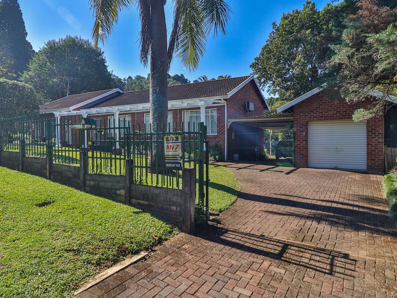 Immaculate 3 Bedroom Home with Entertainer’s Patio & Sparkling Pool - Photo 2