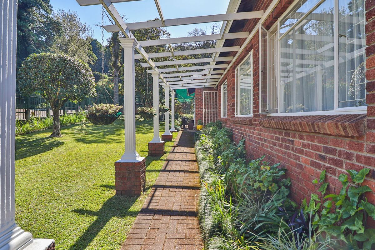 Immaculate 3 Bedroom Home with Entertainer’s Patio & Sparkling Pool - Photo 4