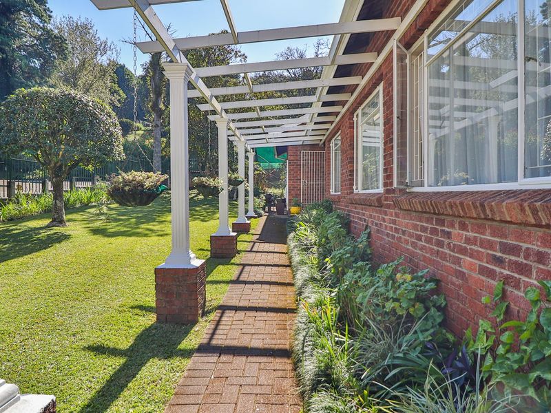 Immaculate 3 Bedroom Home with Entertainer’s Patio & Sparkling Pool - Photo 4