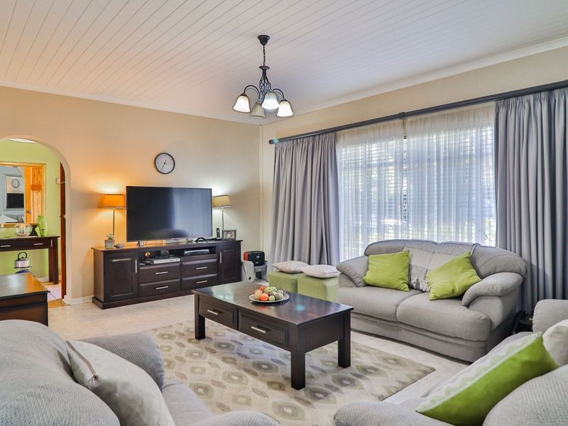 Immaculate 3 Bedroom Home with Entertainer’s Patio & Sparkling Pool - Photo 10