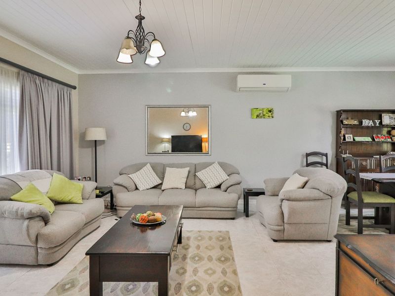 Immaculate 3 Bedroom Home with Entertainer’s Patio & Sparkling Pool - Photo 9