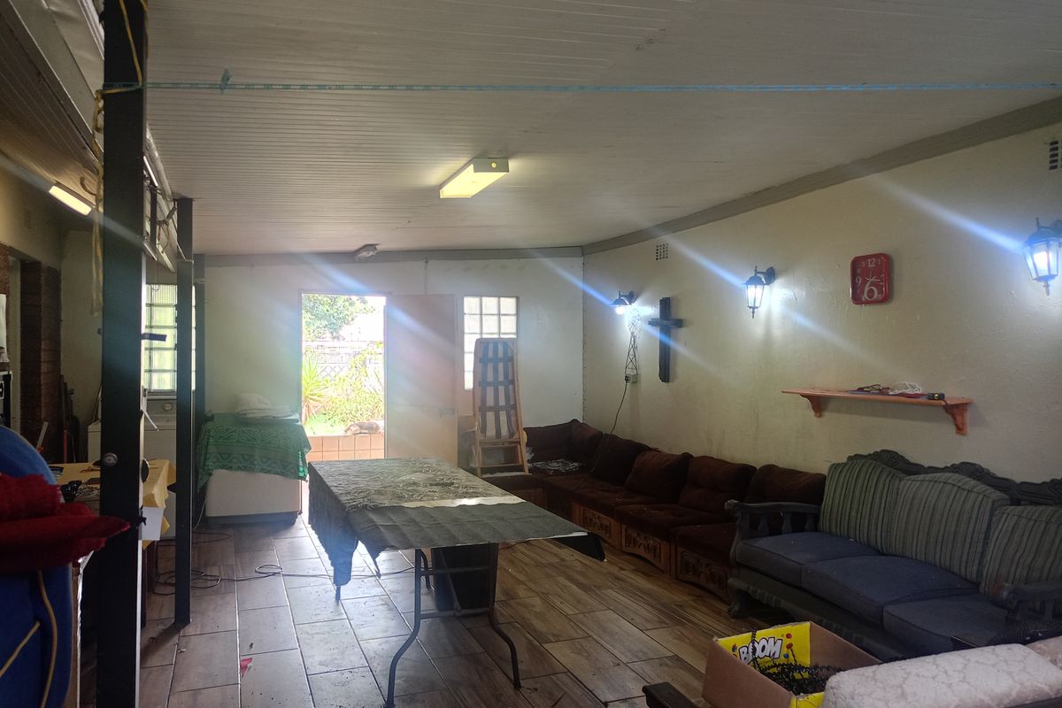 Charming 3-Bedroom Family Home with Pool & Ample Parking - Photo 3