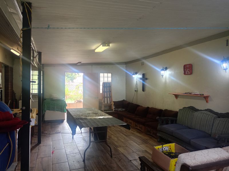 Charming 3-Bedroom Family Home with Pool & Ample Parking - Photo 3