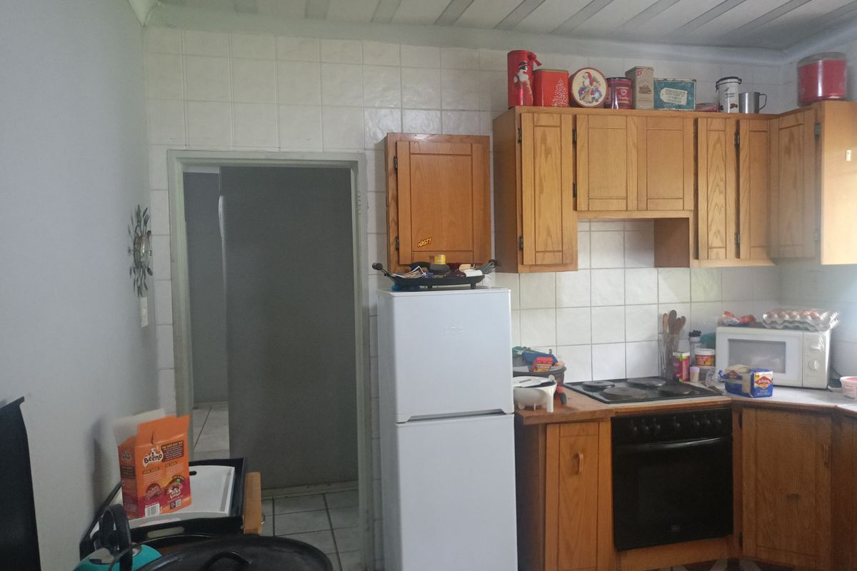 Charming 3-Bedroom Family Home with Pool & Ample Parking - Photo 4