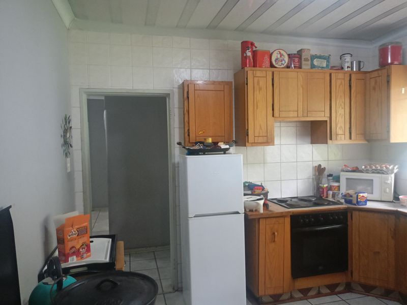 Charming 3-Bedroom Family Home with Pool & Ample Parking - Photo 4