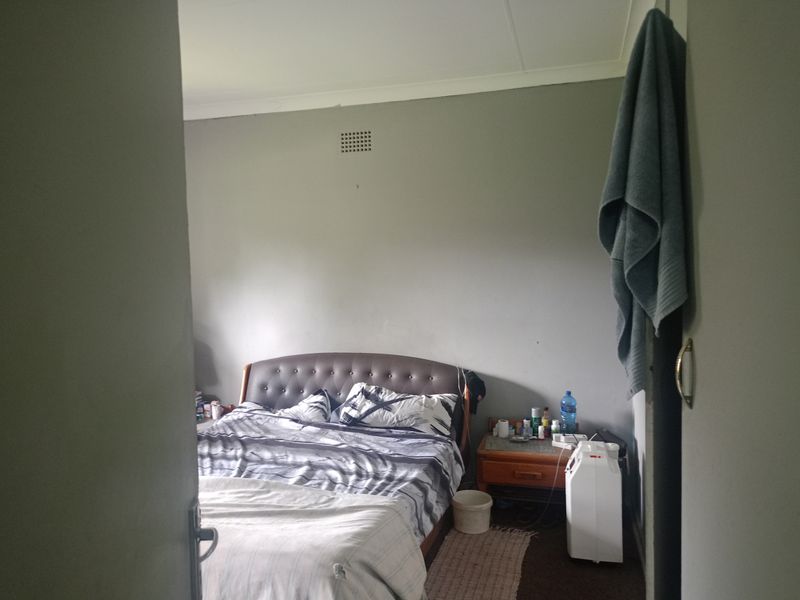 Charming 3-Bedroom Family Home with Pool & Ample Parking - Photo 9