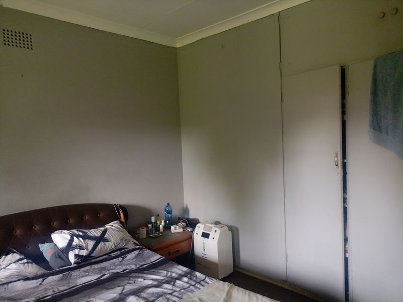 Charming 3-Bedroom Family Home with Pool & Ample Parking - Photo 10