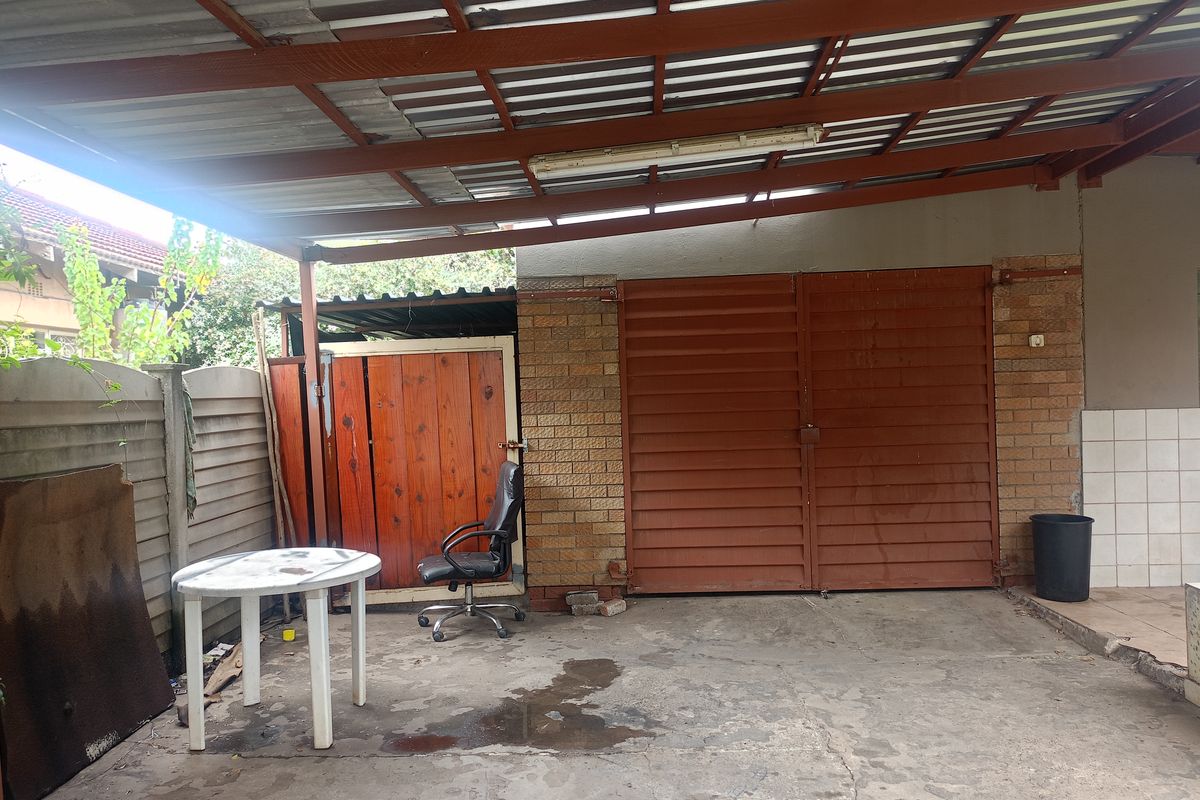 Charming 3-Bedroom Family Home with Pool & Ample Parking - Photo 2