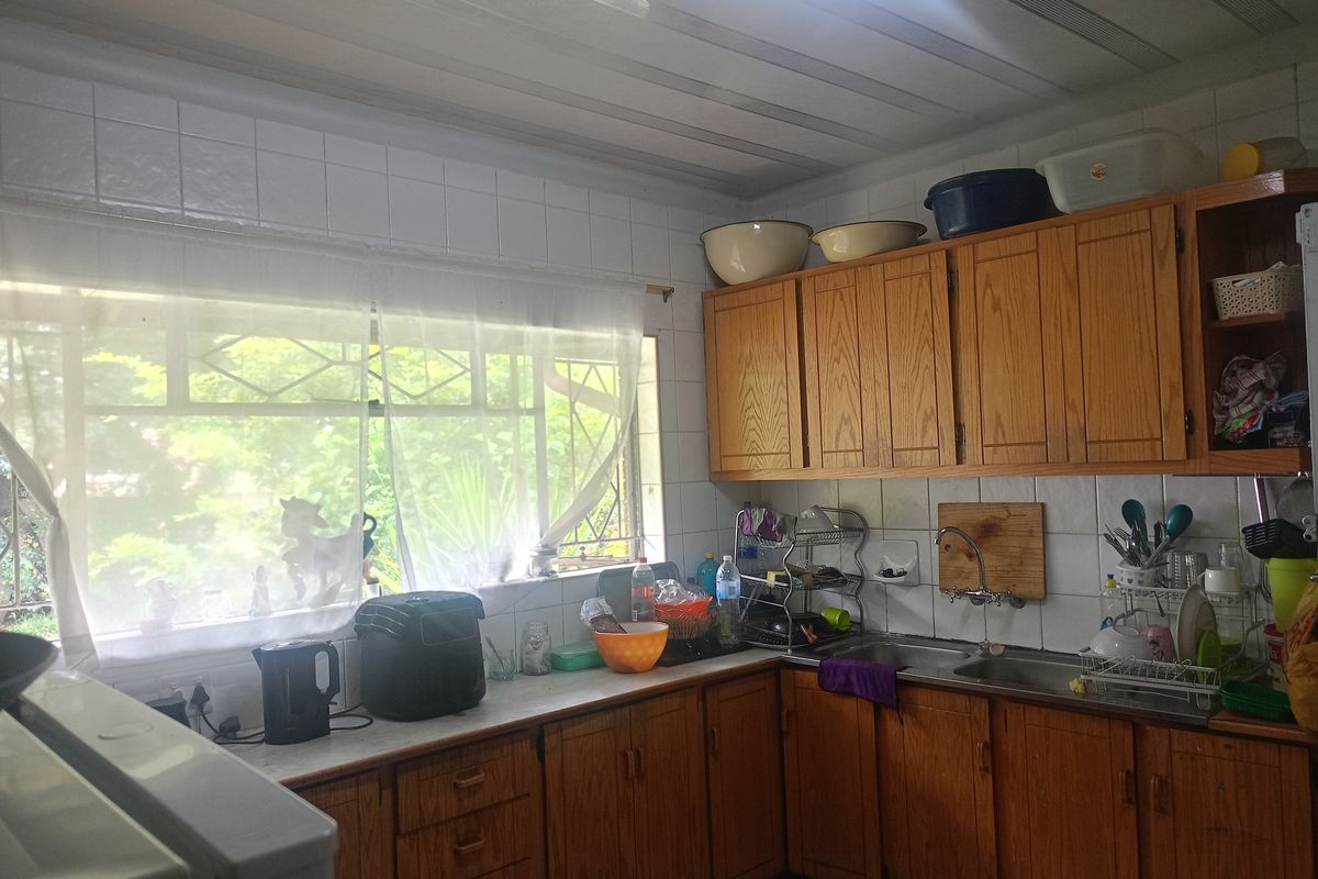 Charming 3-Bedroom Family Home with Pool & Ample Parking - Photo 5