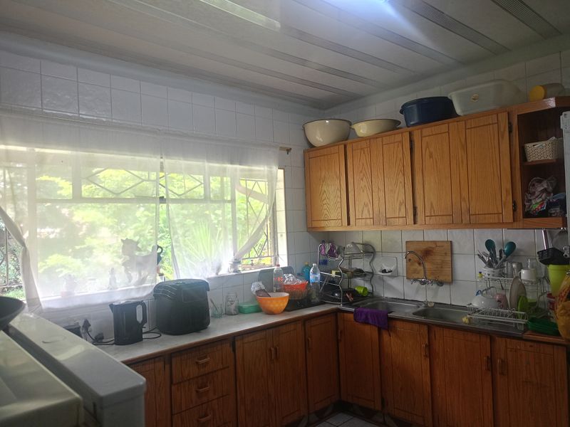 Charming 3-Bedroom Family Home with Pool & Ample Parking - Photo 5