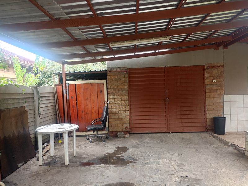 Charming 3-Bedroom Family Home with Pool & Ample Parking - Photo 2