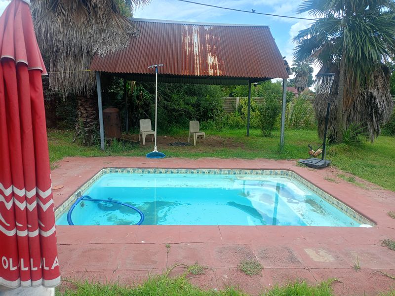 Charming 3-Bedroom Family Home with Pool & Ample Parking - Photo 1