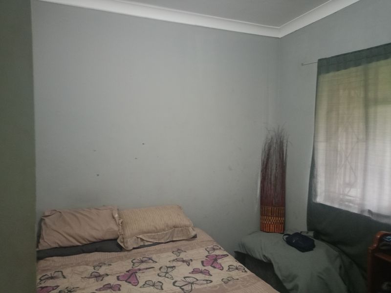 Charming 3-Bedroom Family Home with Pool & Ample Parking - Photo 8