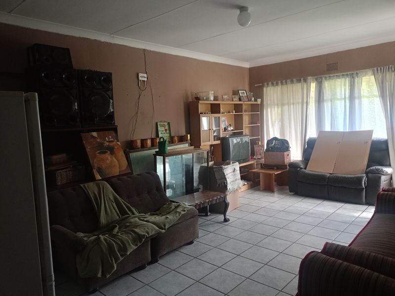 Charming 3-Bedroom Family Home with Pool & Ample Parking - Photo 7
