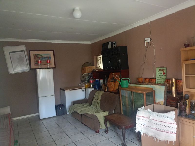 Charming 3-Bedroom Family Home with Pool & Ample Parking - Photo 6