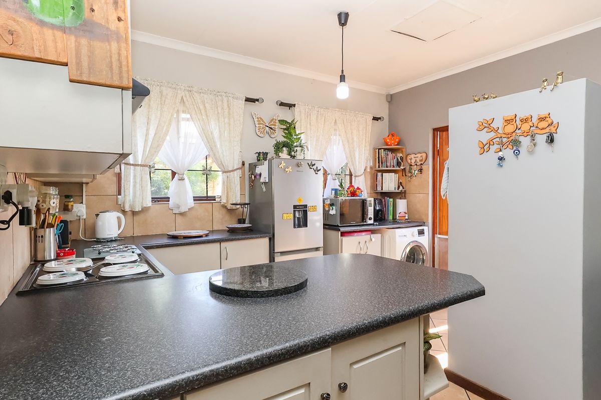 A Cosy Retreat Offering Comfort and Charm in The Coves Estate - Photo 3