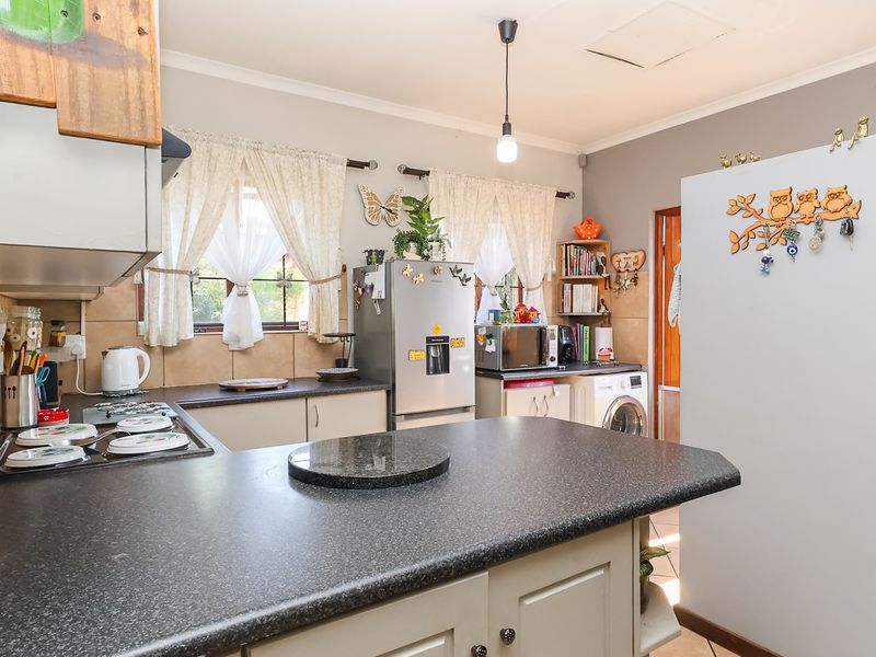 A Cosy Retreat Offering Comfort and Charm in The Coves Estate - Photo 3