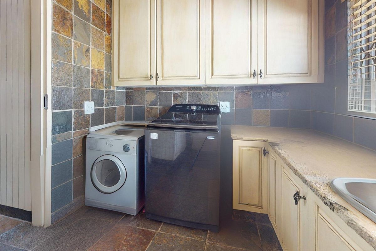 House with a difference on a HUGE stand to call HOME - Photo 4