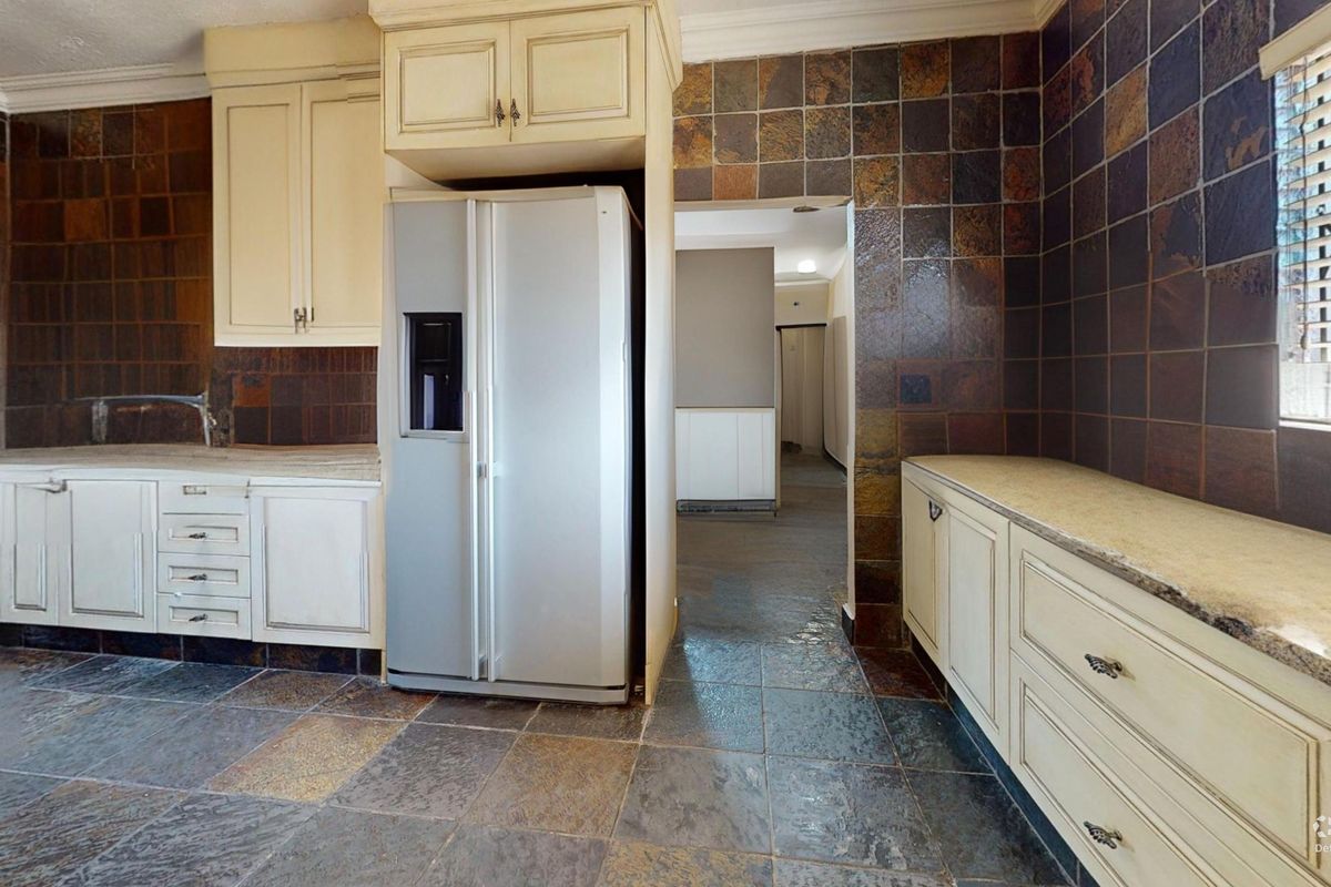 House with a difference on a HUGE stand to call HOME - Photo 3